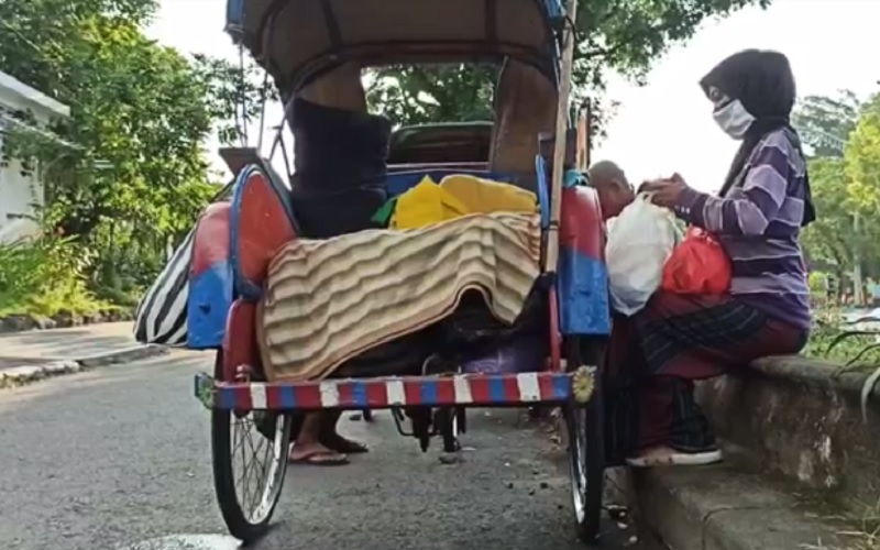 Tak Mampu Bayar Kos, Keluarga di Solo Tinggal di Becak Sewaan agar Dapat Bantuan