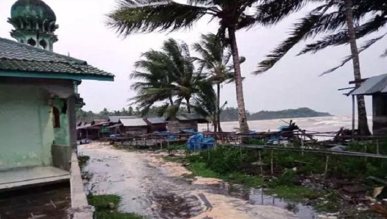 Gelombang Tinggi Terjang Permukiman Warga Pesisir Pantai Tabuyung di Madina