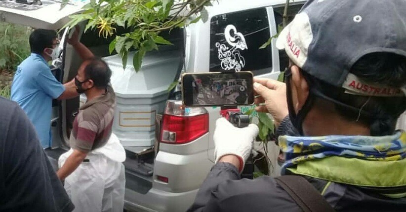 Adi Kurdi Dimakamkan Dekat dengan W.S Rendra dan Mbah Surip