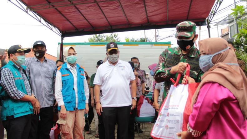 Penyaluran Bansos Sembako Presiden Tahap Pertama di Tangsel