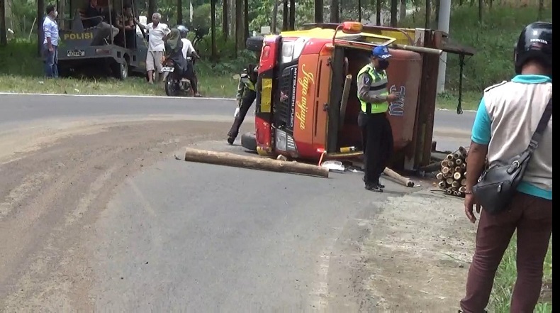 Truk Bambu Terguling di Tanjakan Petir Pemalang, 1 Orang Tewas Terjepit