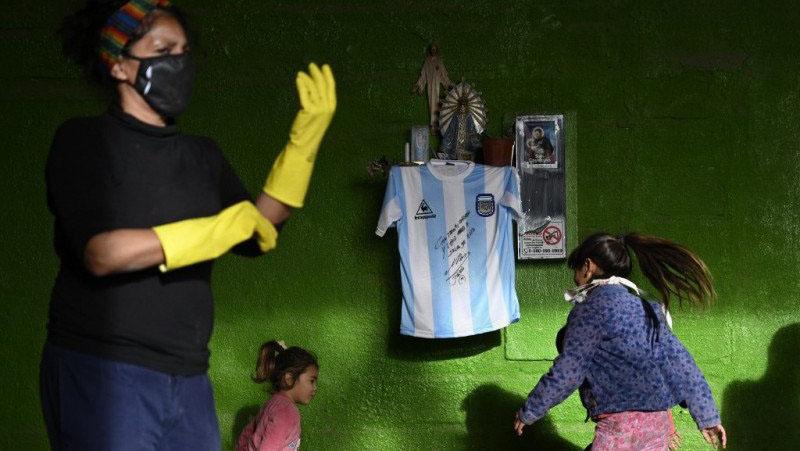 Jersey Bertanda Tangan Maradona Jadi Hadiah untuk Donatur yang Beruntung 