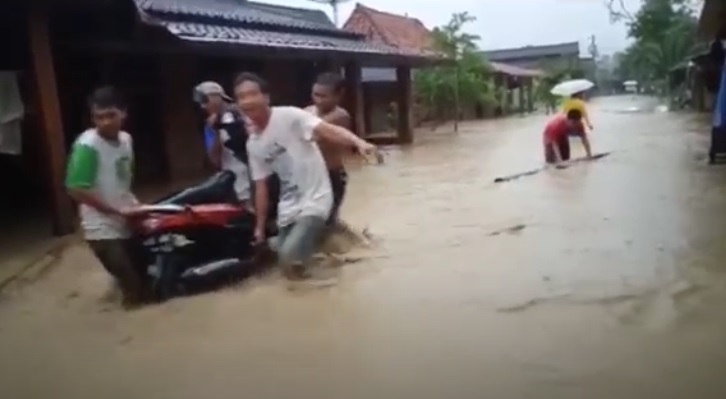 Banjir Bandang Terjang Kendal akibat Hujan Deras, Puluhan Rumah Terendam