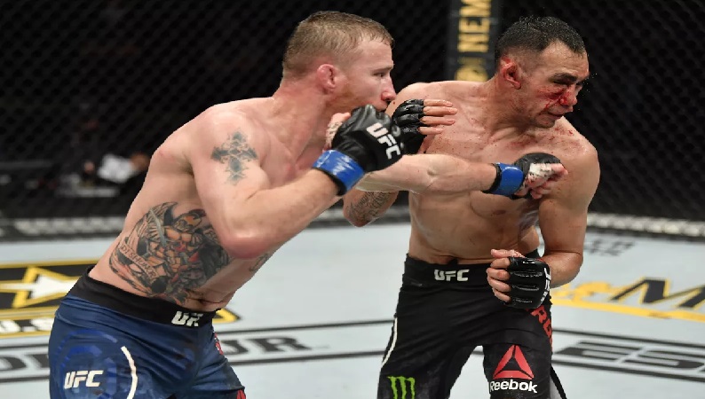 Usai Kalah KO Tony Ferguson Dilarikan ke RS, Mukanya Hancur
