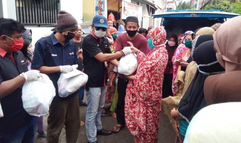 Peduli Warga Terdampak Covid-19, Erafone Sulsel dan iNews Tv Makassar Bagikan Ratusan Paket Sembako ke Masyarakat