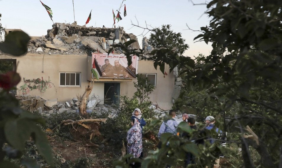 Tentara Israel Robohkan Rumah Warga Palestina