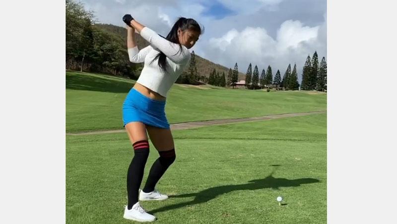 Pegolf Seksi Ini Terkenal di Media Sosial Gara-Gara Kaus Kaki