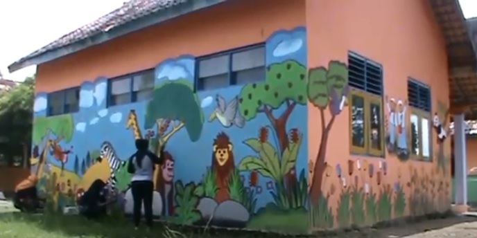 Pandemi Covid-19, 2 Guru Honorer TK di Grobogan Jadi Pelukis Dinding Sekolah