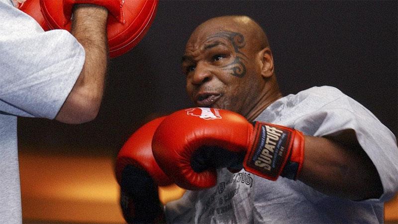Termasuk Mike Tyson, Ini 5 Petinju yang Nekat Bertarung di Usia Tua