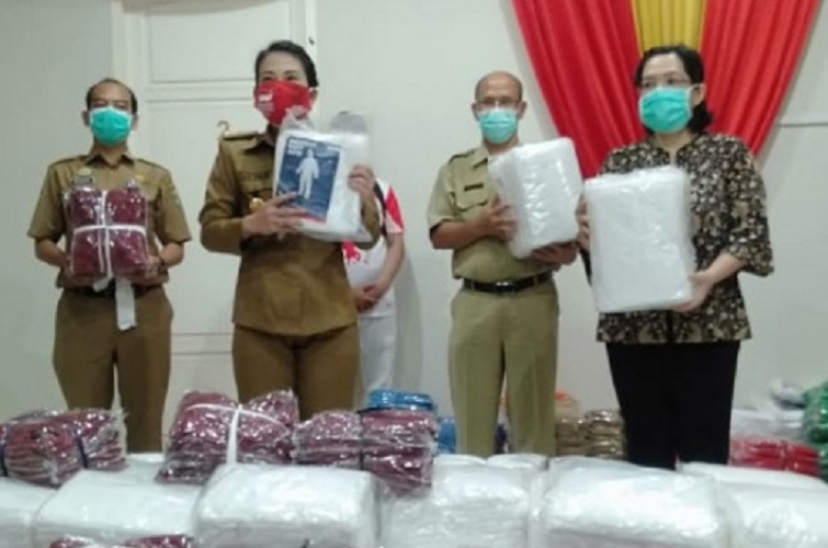 Singkawang Zona Merah, Wali Kota Tjhai Chui Mie Kirim 1.272 Baju Hazmat ke RS dan Puskesmas