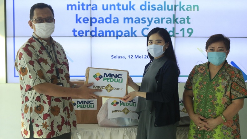 MNC Bank Bagikan Sembako untuk Tenaga Alih Daya Melalui MNC Peduli