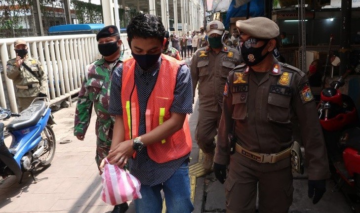 Begini Penampakan Warga yang Dihukum Memungut Sampah karena Tak Pakai Masker 