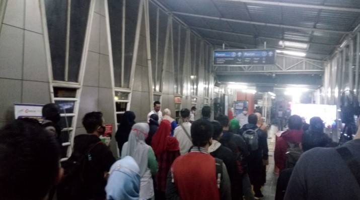 Sejumlah Penumpang KRL Tertahan di Pintu Masuk di Stasiun Bojonggede