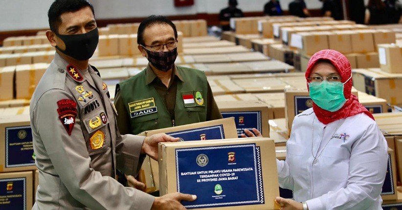 Kemenparekraf Donasi Sembako kepada Pekerja Pariwisata di Jawa Barat