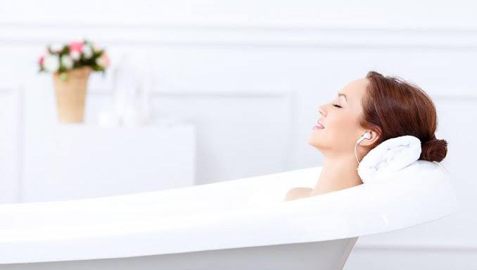 Mandi Air Dingin Dipercaya Bantu Lindungi Diri dari Virus Corona