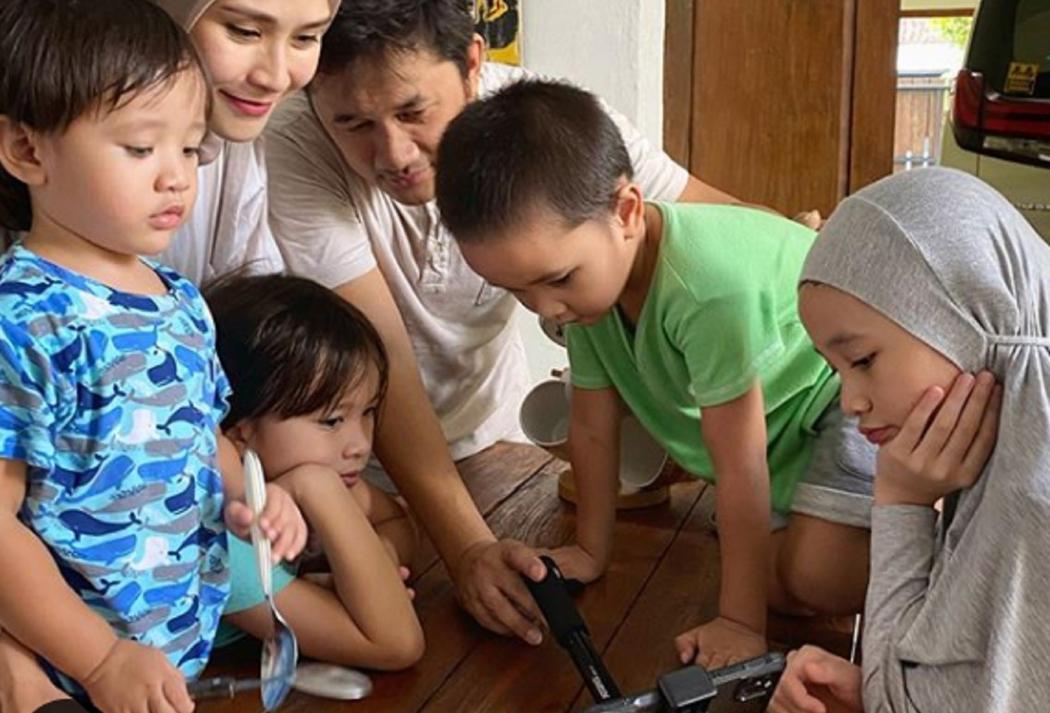 Anak Hanung Bramantyo Cuci Tangan di Dispenser, Zaskia Mecca: Kamu Bukan Rafathar atau Gempi