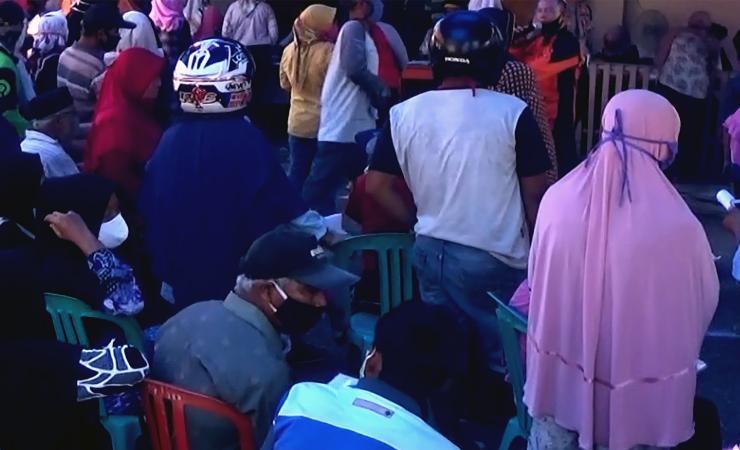 Pencairan BLT Covid-19 di Kantor Pos Padang, Warga Masih Berdesakan