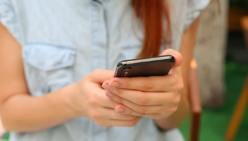 Terlalu Lama Bermain Ponsel? Ini Bahaya yang Mengintai