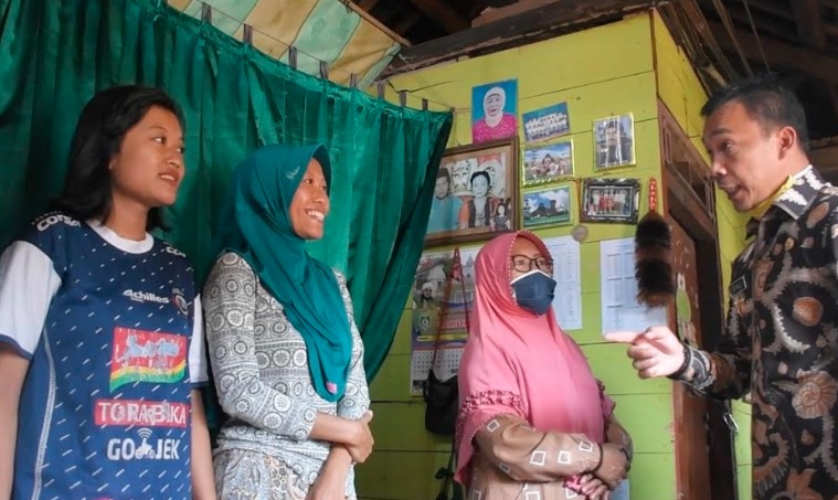 Disambangi Bupati Batang, Warga Miskin Ini Menangis Dapat Bantuan Modal
