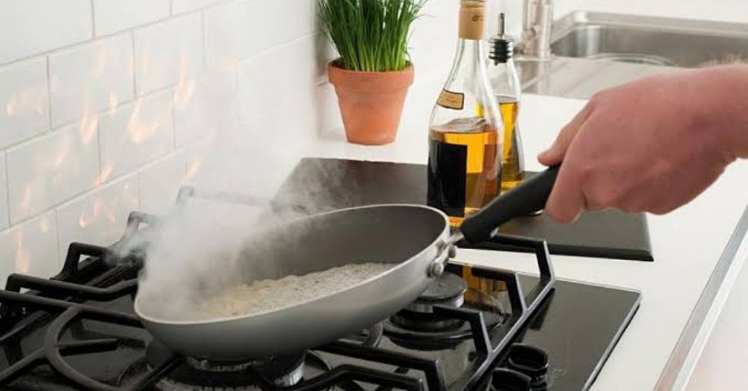 Hindari Kebiasaan Ini saat Memasak agar Wajan Tidak Cepat Lengket