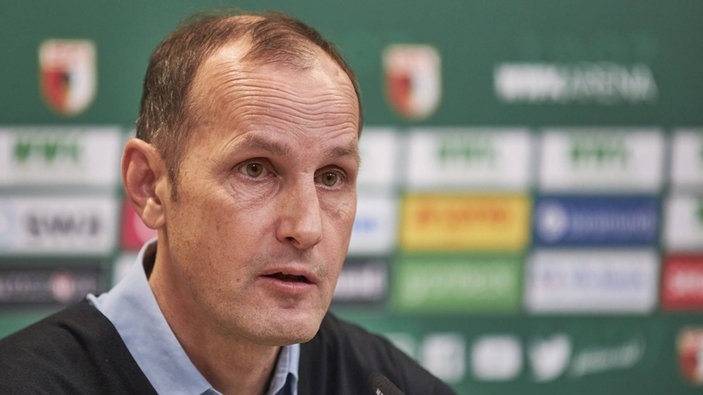 Pelatih Augsburg Dapat Hukuman akibat Beli Pasta Gigi