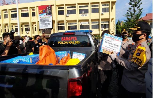 Peduli Dampak Corona, Kapolda Kalsel Bagikan 5.440 Paket Sembako ke Warga