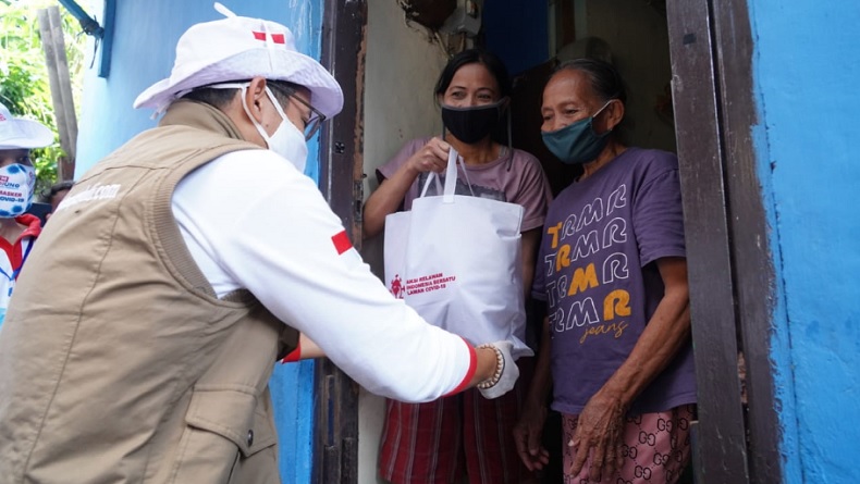 Sandiaga Bagikan 350 Paket Sembako dan Masker untuk Warga Terdampak Covid-19 di Tebet