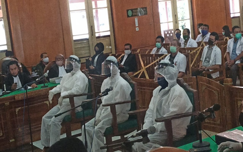Penampakan 3 Terdakwa Pembunuh Hakim Jamaluddin Pakai APD Lengkap di Persidangan