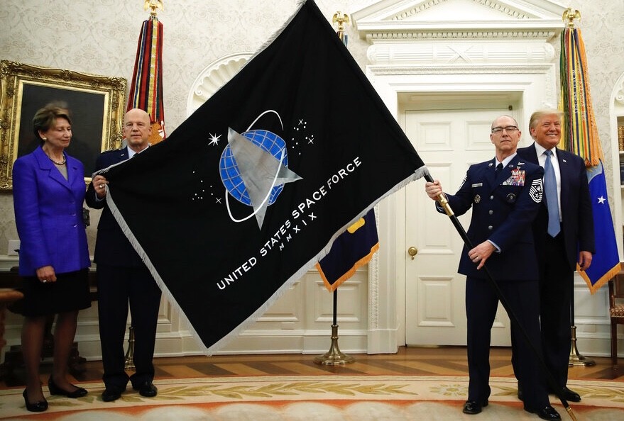 Donald Trump Perkenalkan Bendera Pasukan Luar Angkasa AS