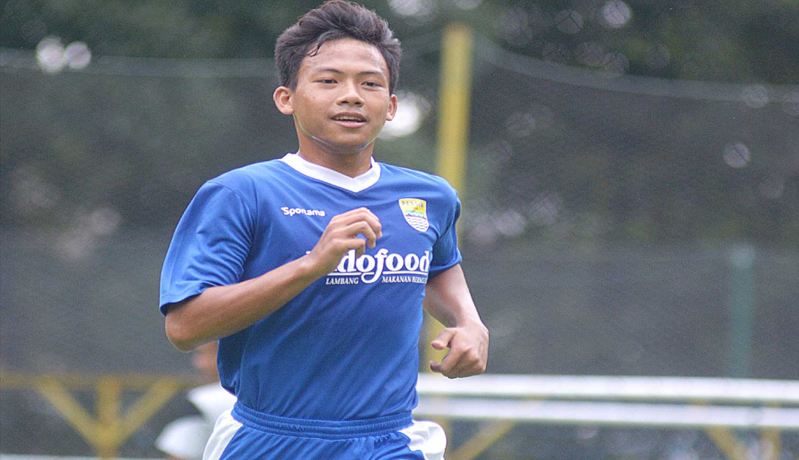 Kompetisi Terhenti, Pemain Muda Persib Terjun ke Sawah