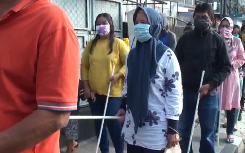 Viral Warung di Bandung Jual Paket Berbuka Puasa Rp3.000, Pembeli Antre dengan Tongkat