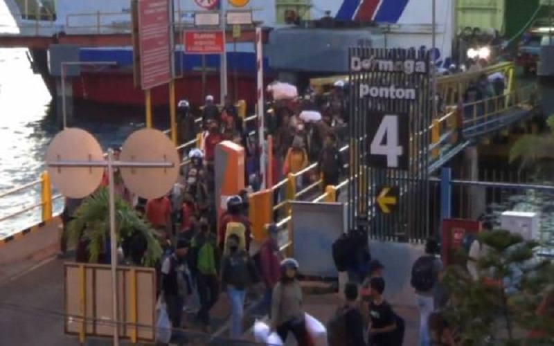 Pemudik dari Bali Penuhi Pelabuhan Ketapang Banyuwangi