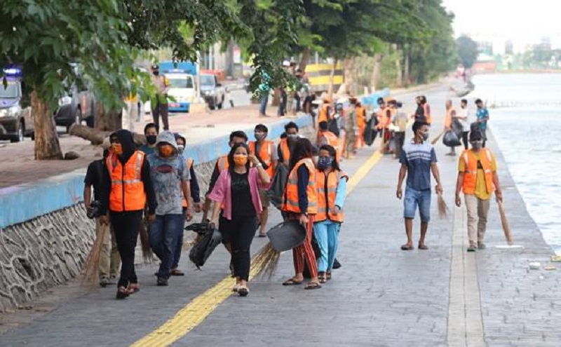 Langgar PSBB, 108 Warga Dihukum Bersih-Bersih Danau Sunter