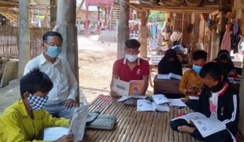 Sekolah Tutup akibat Corona, Guru di Kamboja Kunjungi Rumah Siswa untuk Mengajar