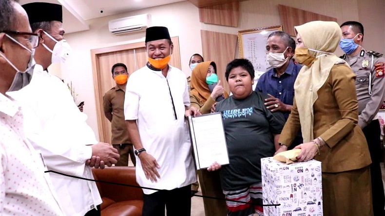 Bocah Penjual Jalangkote Jadi Karyawan Tiran Group, Amran Sulaiman: Anak Ini Mirip Nasib Saya Dulu