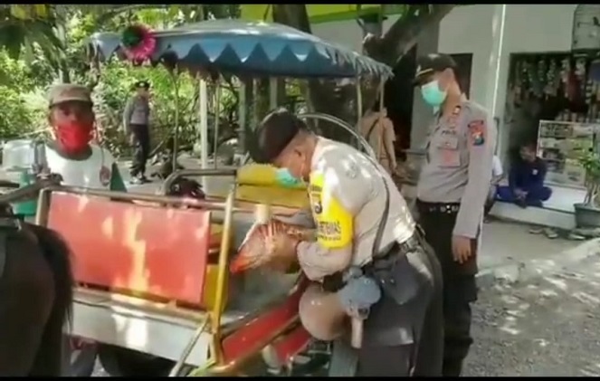 Polisi di Pasuruan Ini Distribusikan Bantuan Sembako dengan Delman
