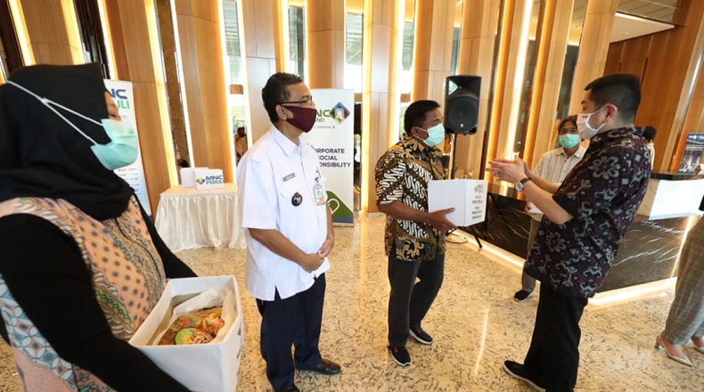 Dapat Bantuan Sembako dari MNC Peduli, Warga Kebon Sirih: Terima Kasih Meringankan Beban Kami