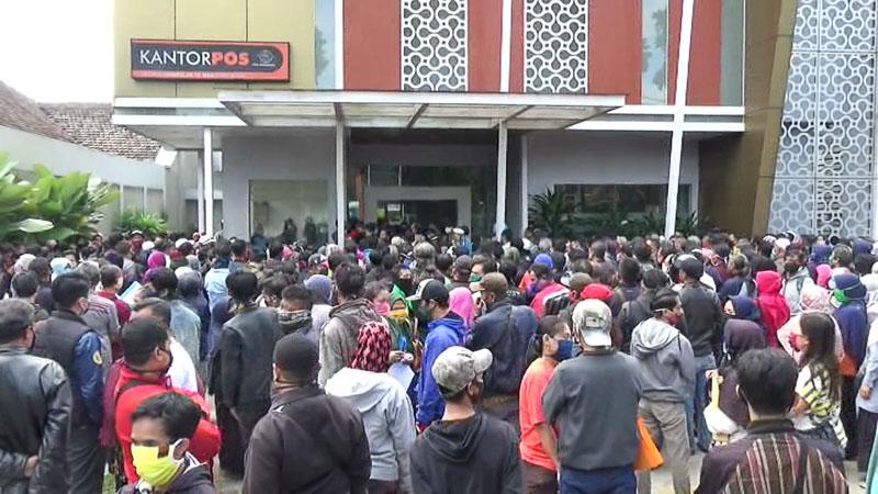 Ratusan Warga Kota Bandung Berdesakan demi Dapat BLT, Petugas Kewalahan