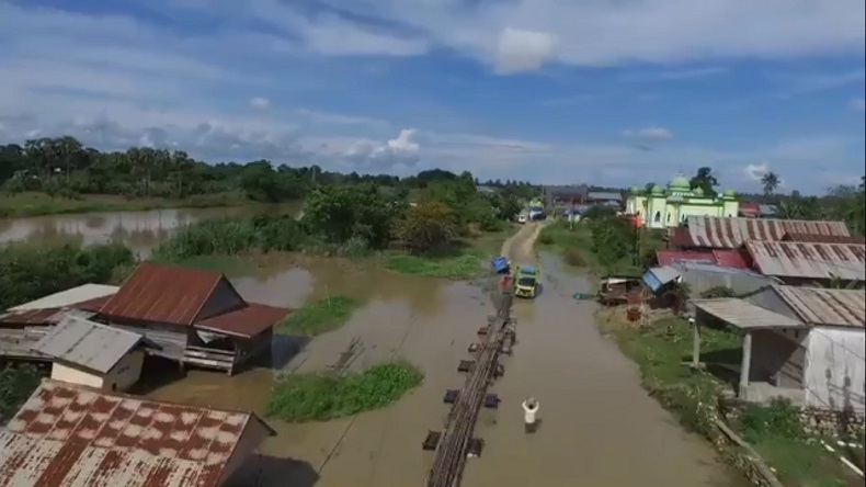 Jalan Trans-Sulawesi di Wajo Terendam Banjir hingga 1 Meter, Akses Antarprovinsi Terputus