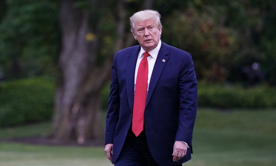 Donald Trump Akhirnya Pakai Masker, tapi Tak Mau Difoto