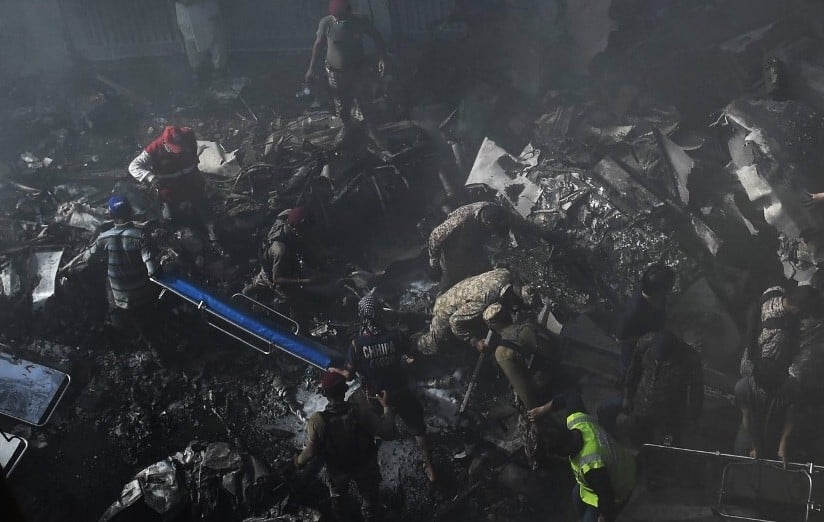 Pesawat Jatuh di Pakistan Angkut 98 Orang, Pilot Sempat Laporkan Mesin Mati