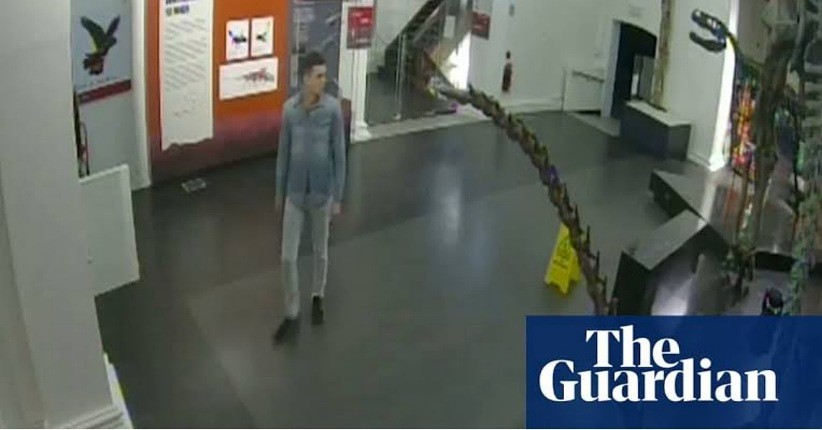 Ingin Selfie dengan Dinosaurus, Mahasiswa Ini Terobos Masuk Museum