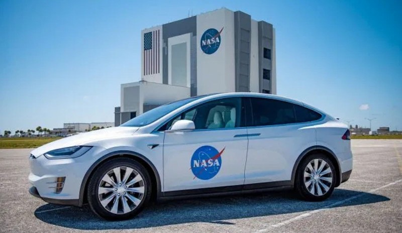 Tesla Model X Bakal Antar 2 Astronot Lepas Landas dari Bumi
