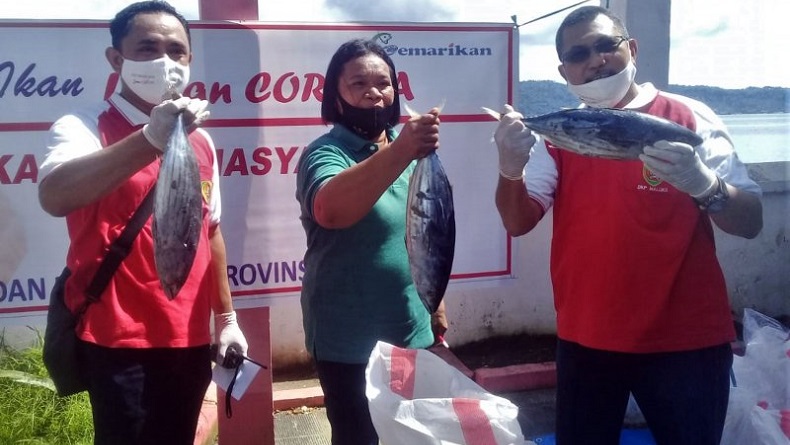 Jelang Idul Fitri, DKP Maluku Bagi-Bagi Ikan Cakalang Gratis untuk Masyarakat