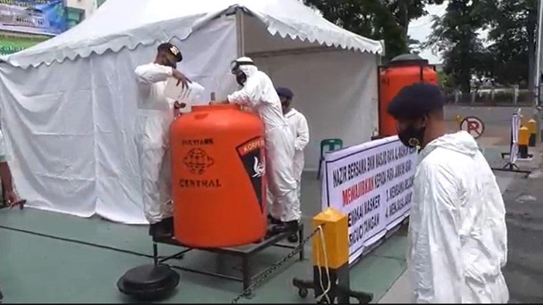 Jelang Penyelenggaraan Salat Idul Fitri, Petugas Semprot 8 Masjid di Medan dengan Disinfektan