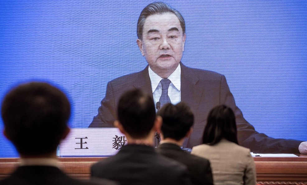 China Minta AS Tak Buang-Buang Waktu Memerangi Wabah Corona