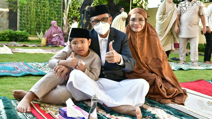 Masjid Kembali Dibuka, Gubernur Nurdin Abdullah Salat Jumat di Masjid Al-Markaz Makassar