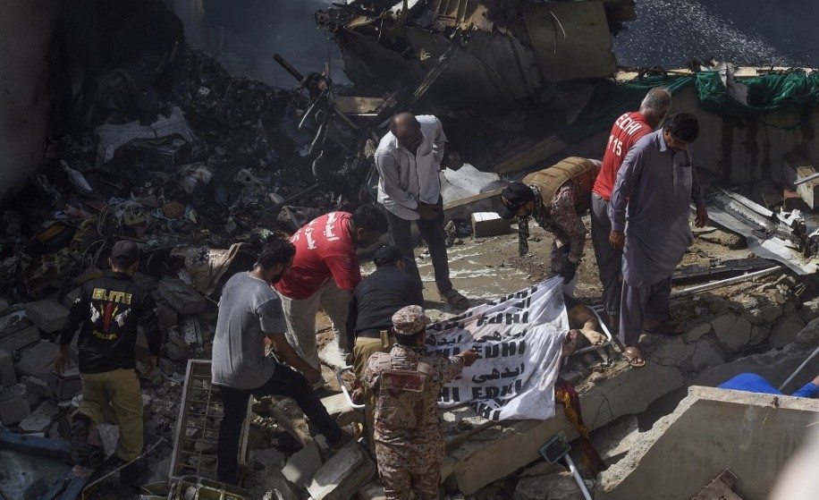 Kisah 2 Penumpang Pesawat Jatuh di Pakistan yang Selamat, Duduk Dekat Pintu Darurat