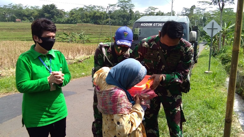 Dapat Bingkisan Lebaran dari Para Istri Prajurit TNI AD, Mbah Sumirah Tersenyum Bahagia