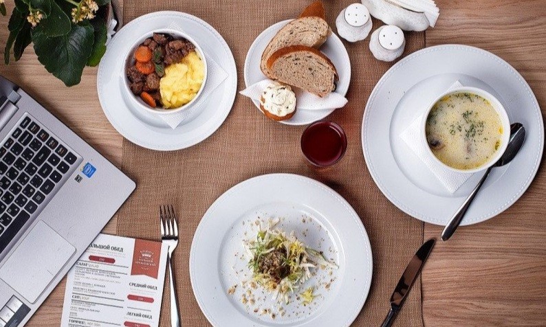 Waktu Makan Kembali Normal Usai Lebaran, Saran Dokter: Perbanyak Asupan saat Santap Siang